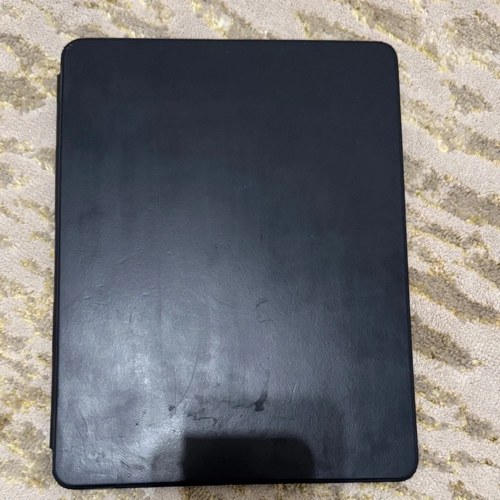 Apple 12.9 Pro IPad case with keyboard
